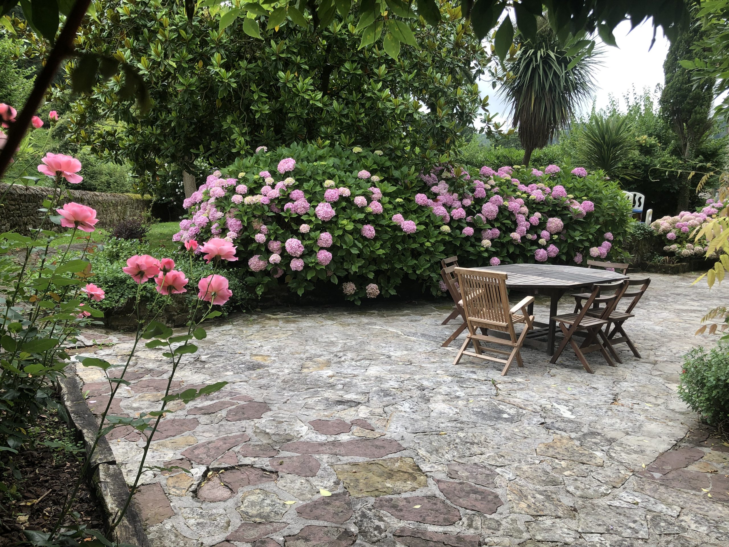mesa con sillas hortensias