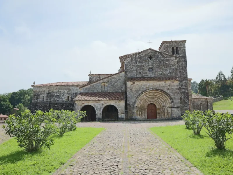 Colegiata_de_Santa_Cruz_de_Castañeda,_frente