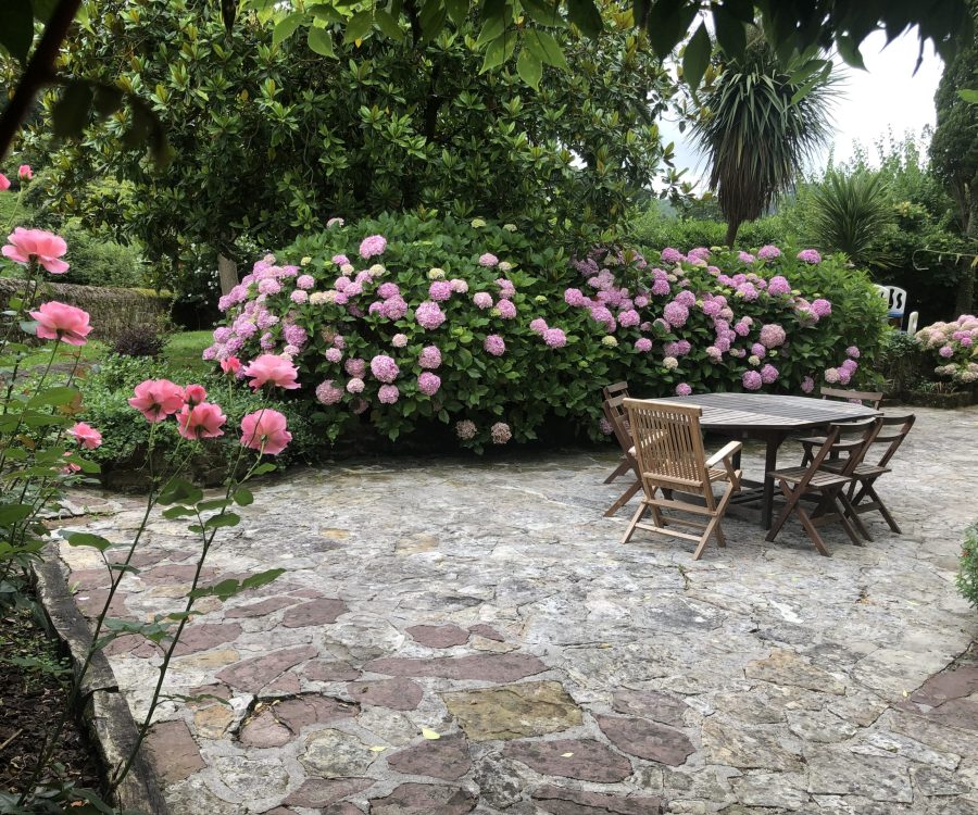 mesa con sillas hortensias
